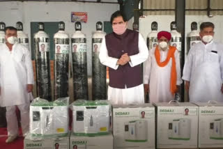 varun gandhi distributes oxygen cylinders in bareilly