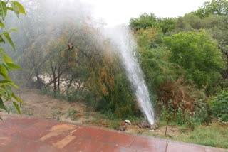 water wastage in delhi  delhi water problems  vikaspuri water wastage  दिल्ली में पानी की कमी  दिल्ली में पानी की बर्बादी