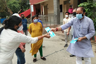 Vipin Bihari Singh distribute mask at Patparganj Ward