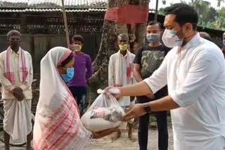 ক’ভিডত আক্ৰান্তৰ পৰিয়ালক খাদ্য সামগ্ৰীৰ যোগান লাহৰীঘাটৰ বিধায়কৰ