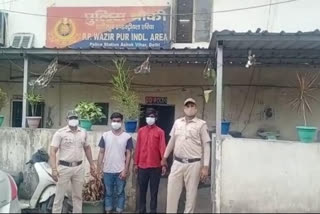 Ashok Vihar Police arrested two mobile snatchers