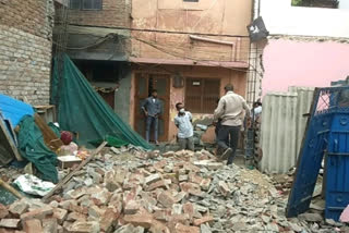 wall collapse at construction site in gautampuri