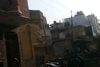 high tension wire in jasola village  jasola villages people suffering  civic issues in jasola villages  delhi electricity board  दक्षिण पूर्वी दिल्ली के जसोला गांव  जसोला गांव में बिजली हाईटेंशन तार से लोग परेशान  जसोला गांव ओखला विधानसभा