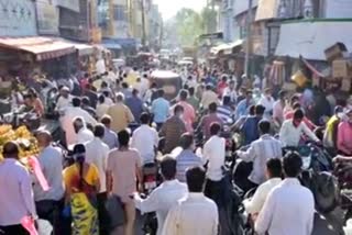 Heavy crowd in Raichuru Market