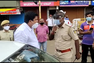 Argue between Lawyer and Police, Clash between Lawyer and Police, fight between Lawyer and Police, Argue between Lawyer and Police in Hubli, Lockdown violation, Lockdown violation news, ಪೊಲೀಸರಿಗೆ ಅವಾಜ್ ಹಾಕಿದ ವಕೀಲ, ಹುಬ್ಬಳ್ಳಿಯಲ್ಲಿ ಪೊಲೀಸರಿಗೆ ಅವಾಜ್ ಹಾಕಿದ ವಕೀಲ, ಹುಬ್ಬಳ್ಳಿ ಸುದ್ದಿ, ಲಾಕ್​ಡೌನ್​ ಉಲ್ಲಂಘನೆ, ಲಾಕ್​ಡೌನ್​ ಉಲ್ಲಂಘನೆ ಸುದ್ದಿ,