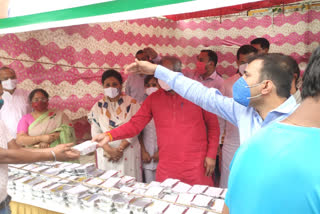 Adesh Gupta distribute food packets in Kalkaji