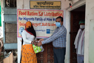Ration kits are being distributed to the needy by NGO, करौली में जरूरतमंदों को राशन किट
