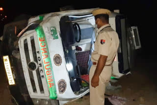 108 एम्बुलेंस असंतुलित होकर पलटी, 108 ambulance overturned unbalanced