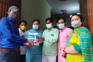 councilor puneet sharma distributed medical kit to corona patients in karaval nagar delhi