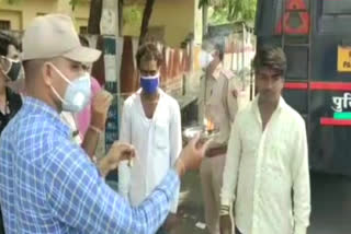 jhalawar-police-perform-aarti-to-shame-lockdown-violaters