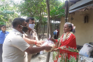 আক্রান্ত ও অসহায়দের উদ্দেশ্যে সাহায্যের হাত পুলিশের