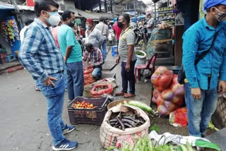 ডিব্ৰুগড়ত শাক পাচলিৰ দোকানত খাদ্য আৰু যোগান বিভাগৰ বিষয়া