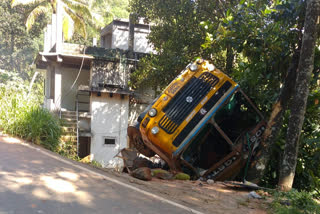 റോഡപകടം  റോഡപകടം ഇടുക്കി  road accident  road accidents in kerala  ടാങ്കർ ലോറി മറിഞ്ഞു  കുളത്തറക്കുഴിയിൽ ടാങ്കർ ലോറി മറിഞ്ഞു  panniyarkutty  tanker lorry overturned