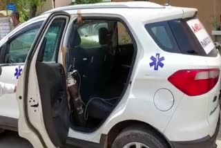 कोरोना मरीजों को बचाने के लिए सोसाइटी के लोगों ने अपनी कार को बनाया एंबुलेंस