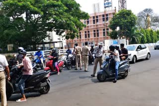 bangalore-police-seized-vehicles-during-lockdo