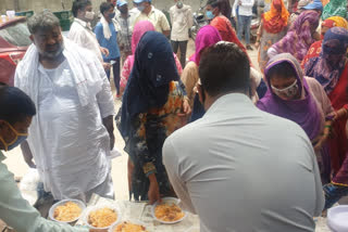 aap leader haji afzal  aap welcomes corona warriors  corona warriors in delhi  corona pandemic in delhi  आप नेता हाजी अफजाल  कोरोना योद्धाओं का सम्मान  कोरोनाकाल में कोरोना योद्धा