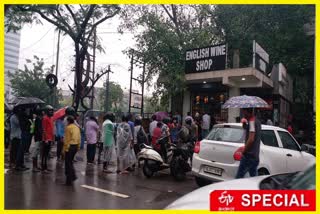 people came to buy liquor despite the rain in noida