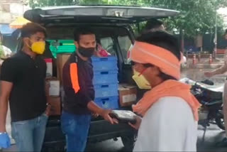 congress workers food distribution  covid cricis in delhi  corona new cases in delhi  rk puram of delhi  कांग्रेस कार्यकर्त्ताओं का भोजन वितरण  दिल्ली में कोरोना महामारी का कहर  दिल्ली में कोरोना के नए मामले
