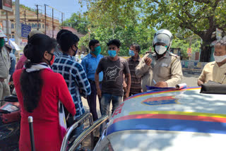 লকডাউনের সুযোগে প্রেমিকাকে নিয়ে পালানোর সময় পুলিশের জালে প্রেমিক