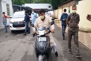 minister pradyuman singh tomar found without helmet in scooty in gwalior