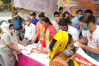 MP Meenakshi Lekhi gave ration to poor and needy in Delhi