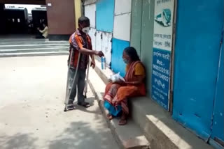 Disabled youth is delivering cooked food to helpless people in lockdown