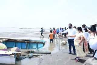 Ashish Shelar visited areas affected by cyclone Tauktae