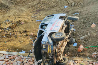 three-persons-were-injured-when-an-ambulance-fell-into-a-drain