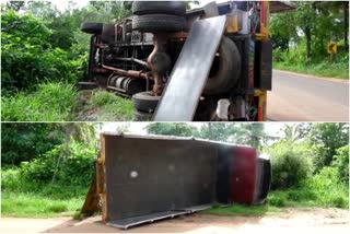 lorry  Perinthalmanna-Valanchery highway  പെരിന്തൽമണ്ണ - വളാഞ്ചേരി  സംസ്ഥാന പാത  ചരക്കുലോറി  ജുമുഅ മസ്ജിദ്  എഫ്‌സിഐ  ട്രിപ്പിൾ ലോക്ക് ഡൗണ്‍  അപകടം  Danger  Triple Lockdown