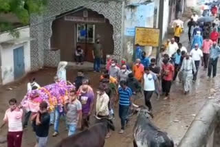 Corona Guideline not cradled in Ajmer funeral procession, अजमेर में निकाली शव यात्रा में 50 लोग शामिल