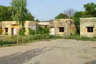 community-health-center-ruins-due-to-lack-of-care-in-surana-village-delhi