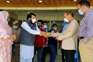 JK_KUP_20_MAY_BJP district  Mohammad Shafi visits SDH Kupwara distributes food kits among  patients_JK10006