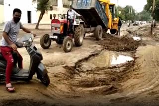 soil-of-sewerage-line-is-sunken-in-faridabad-due-to-rain-because-it-is-raining-continuous