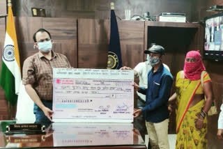 Bemetara Collector Shivant Tayal distributed scholarship to meritorious students
