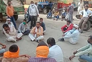 MLA Suresh Raje sitting on strike with farmers