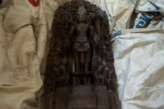 तालाब में खुदाई के दौरान मिली मूर्ति, Statue found during digging in the pond