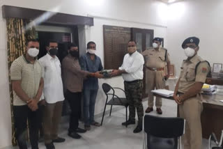 oximeter donate to policemen, Mohan Kanhaiya Charitable Trust