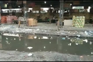 Water logging in Azadpur mandi due to rain in delhi