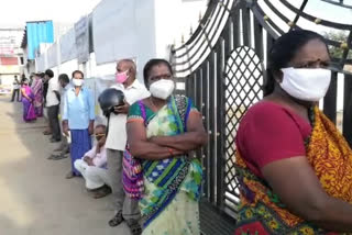 People lined up early morning for vaccine, People lined up early morning for vaccine in Chamarajanagar, Chamarajanagar vaccine, Chamarajanagar vaccine news, ಲಸಿಕೆಗಾಗಿ ಬೆಳಗ್ಗೆಯಿಂದಲೇ ಸಾಲುಗಟ್ಟಿ ನಿಂತ ಜನ, ಚಾಮರಾಜನಗರದಲ್ಲಿ ಲಸಿಕೆಗಾಗಿ ಬೆಳಗ್ಗೆಯಿಂದಲೇ ಸಾಲುಗಟ್ಟಿ ನಿಂತ ಜನ, ಚಾಮರಾಜನಗರ ಲಸಿಕೆ, ಚಾಮರಾಜನಗರ ಲಸಿಕೆ ಸುದ್ದಿ,