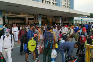 corona guidelines not followed outside the railway station in ranchi