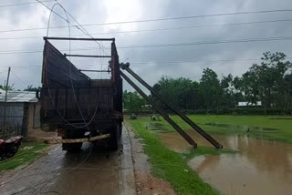 ELECTRICITY POSTS FELL ON A TRUCK