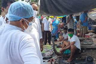mla Asit Majumder visits hooghly market amid restrictions to curb coronavirus