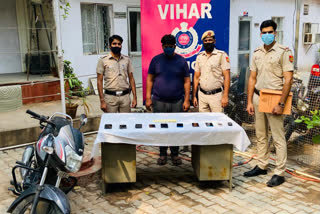 sangam vihar police arrested a snatcher