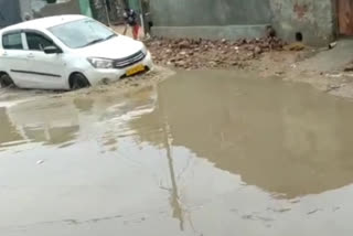 waterlogging in sanjay colony of chhatarpur due to rain in delhi