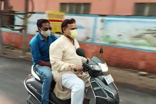 energy minister was seen driving scooty without a helmet