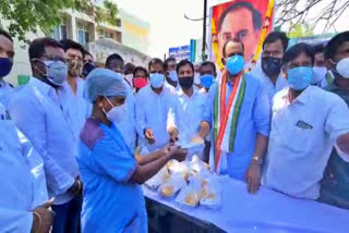 mp komatireddy venkatreddy donet oxizen cilenders to the hospital