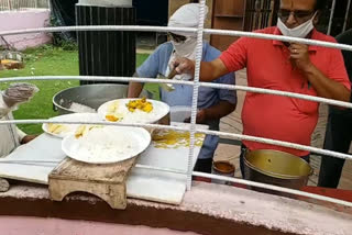 kali mandir trust is distributing food to daily wages in koderma