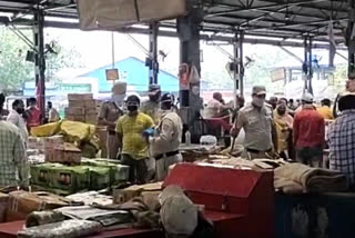 azadpur mandi illegal shops  corona guidelines violation in delhi  corona new cases in delhi  azadpur mandi in delhi  दिल्ली में कोरोना के नए मामले  दिल्ली में कोरोना महामारी  आजादपुर मंडी में कोरोना नियमों का उल्लंघन  आजादपुर मंडी दिल्ली