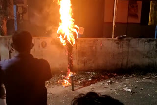 NSS Karayogam activists burn Sukumaran Nair effigy  എൻഎസ്എസ് കരയോഗം പ്രവർത്തകർ  സുകുമാരൻ നായരുടെ കോലം കത്തിച്ചു  സുകുമാരൻ നായർ വാർത്ത  Sukumaran Nair latest news in alappuzha