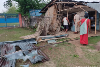 বকলীয়াঘাটত দ্ৰুতবেগী ট্ৰাকে মহতিয়াই নিলে দোকান ঘৰ